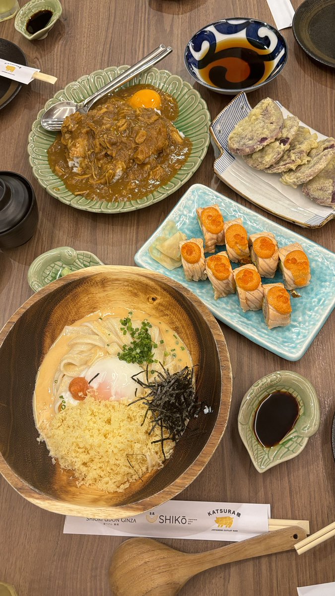 viewwrs's tweet photo. ✨🍜เจอร้านอุด้งเ���้นสดอร่อยๆที่สยาม Shiori Udon Ginza แนะนำอุด้งเมนไทโกะ+อุนิ&ไข่ปลาแซลมอน คลุกแล้วนัวกลมกล่อม อูมามิแบบแสงออกปาก เส้นเหนียวนุ่มอร่อยมากก! โรลแซลมอนเมนไทโกะก็อร่อยเต็มคำ ชอบมากก! เมนูอุด้งมีเส้นให้เลือก2แบบ เส้นเล็กกับเส้นเป็นแผ่น นี่ว่าเป็นเส้นเล็กได้รสชาติซอสทั่วดี เส้นแผ่นๆลอง��ะ แน่นไปหน่อย ถือว่าราคาแพงแต่อร่อยก็ได้อยู่งับ😍🫶🏻
📍Siam Center fl.2