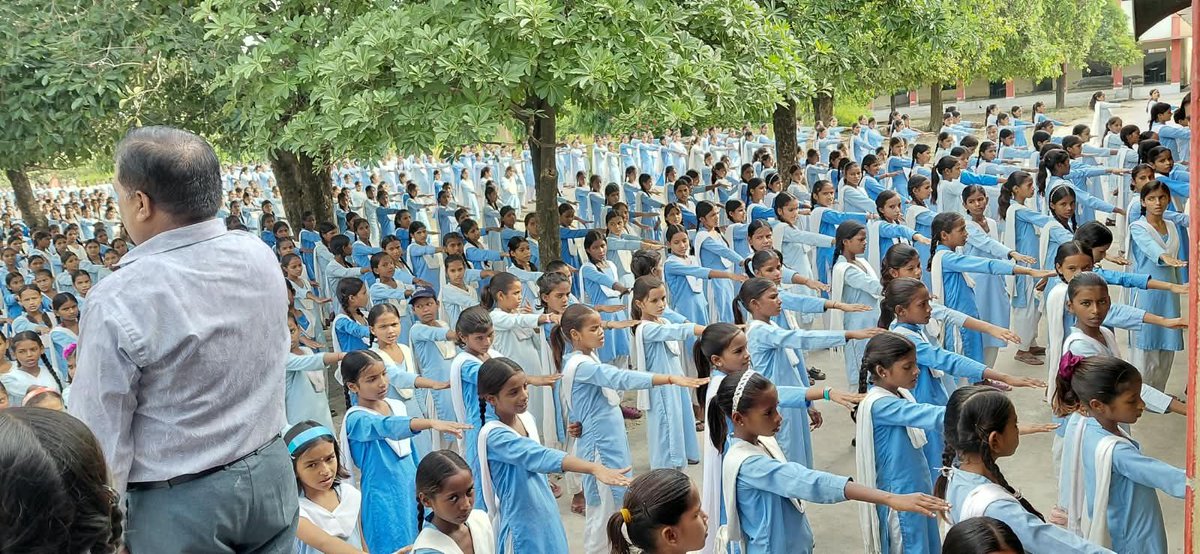 mavnish666's tweet photo. School pledge 
#childmarriagefreebharat 
#childmarriagefreeindia
#childmarriagefreeworld 
#justrights 
#pacelko2000 
Pace Hardoi up https://t.co/PN37BJpPlH
