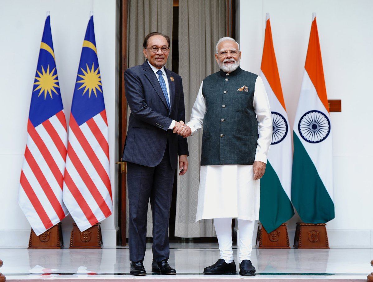 anwaribrahim's tweet photo. Saya kemudian langsung ke Hyderabad House untuk ketemu sahabat, Perdana Menteri @narendramodi. Saya zahirkan penghargaan atas layanan istimewa yang diberikan sejak delegasi Malaysia tiba di New Delhi malam tadi.

Alhamdulillah, kami sepakat untuk meneruskan momentum hubungan erat Malaysia-India serta memperteguh persahabatan yang berakar daripada sejarah panjang dan hubungan akrab antara rakyat kedua-dua negara.

Bicara kami memberi tumpuan kepada usaha memperluas kerjasama dalam sektor strategik, khususnya industri semikonduktor. Malaysia dan India memiliki kekuatan yang saling melengkapi dan boleh digembleng melalui kerjasama industri, integrasi rantaian bekalan, pembangunan bakat serta pelaburan dua hala.

Saya juga membangkitkan keperluan untuk memudah cara dan mempercepat kemasukan barangan eksport Malaysia ke pasaran India bagi membuka ruang lebih luas kepada syarikat Malaysia memanfaatkan potensi pasaran India yang besar dan berkembang pesat.

Insya-Allah, Malaysia dan India akan terus memperkukuh persahabatan ini yang saling menguntungkan demi kemakmuran rakyat kedua-dua negara. 

🇲🇾🇮🇳 

#MalaysiaMADANI 
#DiplomasiMADANI 
#YakinMADANI