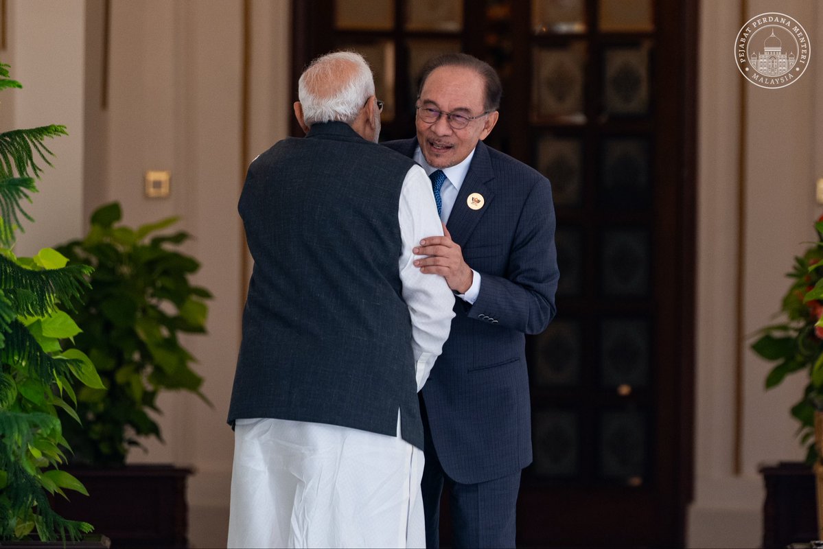 anwaribrahim's tweet photo. Saya kemudian langsung ke Hyderabad House untuk ketemu sahabat, Perdana Menteri @narendramodi. Saya zahirkan penghargaan atas layanan istimewa yang diberikan sejak delegasi Malaysia tiba di New Delhi malam tadi.

Alhamdulillah, kami sepakat untuk meneruskan momentum hubungan erat Malaysia-India serta memperteguh persahabatan yang berakar daripada sejarah panjang dan hubungan akrab antara rakyat kedua-dua negara.

Bicara kami memberi tumpuan kepada usaha memperluas kerjasama dalam sektor strategik, khususnya industri semikonduktor. Malaysia dan India memiliki kekuatan yang saling melengkapi dan boleh digembleng melalui kerjasama industri, integrasi rantaian bekalan, pembangunan bakat serta pelaburan dua hala.

Saya juga membangkitkan keperluan untuk memudah cara dan mempercepat kemasukan barangan eksport Malaysia ke pasaran India bagi membuka ruang lebih luas kepada syarikat Malaysia memanfaatkan potensi pasaran India yang besar dan berkembang pesat.

Insya-Allah, Malaysia dan India akan terus memperkukuh persahabatan ini yang saling menguntungkan demi kemakmuran rakyat kedua-dua negara. 

🇲🇾🇮🇳 

#MalaysiaMADANI 
#DiplomasiMADANI 
#YakinMADANI
