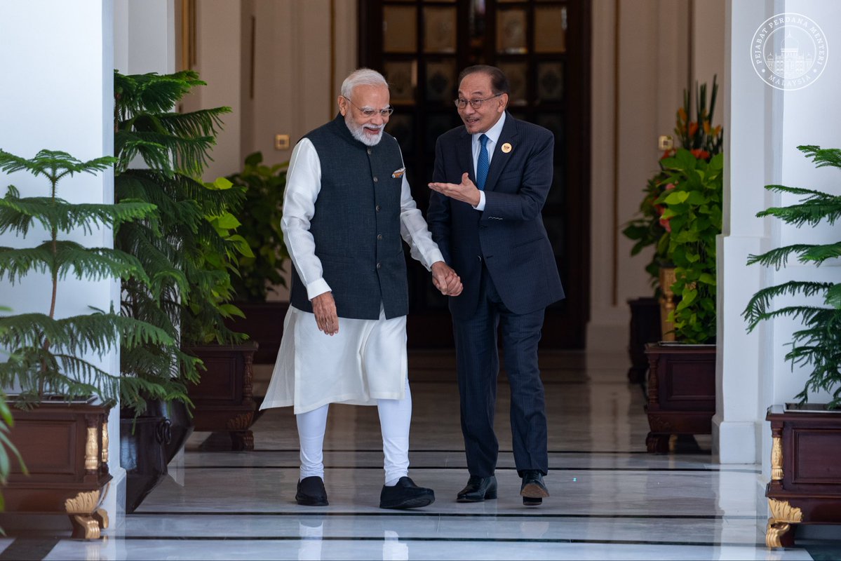 anwaribrahim's tweet photo. Saya kemudian langsung ke Hyderabad House untuk ketemu sahabat, Perdana Menteri @narendramodi. Saya zahirkan penghargaan atas layanan istimewa yang diberikan sejak delegasi Malaysia tiba di New Delhi malam tadi.

Alhamdulillah, kami sepakat untuk meneruskan momentum hubungan erat Malaysia-India serta memperteguh persahabatan yang berakar daripada sejarah panjang dan hubungan akrab antara rakyat kedua-dua negara.

Bicara kami memberi tumpuan kepada usaha memperluas kerjasama dalam sektor strategik, khususnya industri semikonduktor. Malaysia dan India memiliki kekuatan yang saling melengkapi dan boleh digembleng melalui kerjasama industri, integrasi rantaian bekalan, pembangunan bakat serta pelaburan dua hala.

Saya juga membangkitkan keperluan untuk memudah cara dan mempercepat kemasukan barangan eksport Malaysia ke pasaran India bagi membuka ruang lebih luas kepada syarikat Malaysia memanfaatkan potensi pasaran India yang besar dan berkembang pesat.

Insya-Allah, Malaysia dan India akan terus memperkukuh persahabatan ini yang saling menguntungkan demi kemakmuran rakyat kedua-dua negara. 

🇲🇾🇮🇳 

#MalaysiaMADANI 
#DiplomasiMADANI 
#YakinMADANI