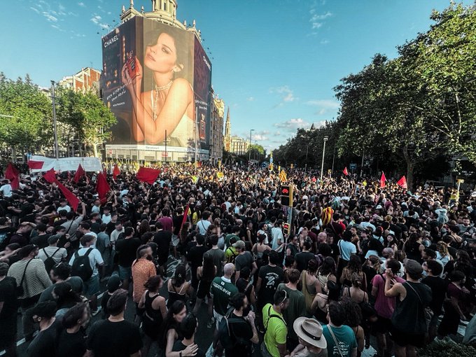 DSocialista_'s tweet photo. Echan a Núcleo Nacional de Barcelona

Los nazis fracasan de nuevo, perdiendo la plaza donde querían hacer su acto y huyendo escoltados por los Mossos d’Esquadra, ante los miles de antifascistas que les han plantado cara pese a la represión policial.

➡️ https://t.co/x5FWiVdDrb https://t.co/4OOwxq2B4C