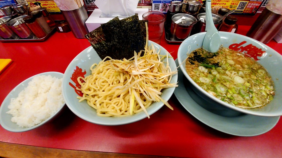 tack04560419's tweet photo. 今日の朝メシ🎶

山岡家でいつもの醤油つけ麺‼️

かため、おおめ、こいめ🍜
背脂変更、白髪ネギ、半ライス‼️
クーポンでネギ増し‼️

朝5時過ぎくらいに行ったが、
駐車場ぱんぱん💦

すげーな山岡家👏

朝からラーメン食べたい人は
沢山いるんだね🎶

#山岡家
#ラーメン https://t.co/JFXqAMJ8hM