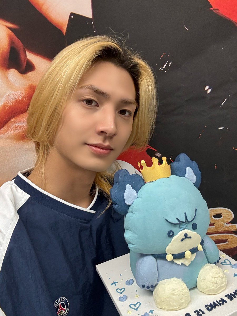XH_official's tweet photo. [ #Xtra_Scenes ]

THE KING IS BACK! AGAIN? AGAIN! 👑
다시 돌아온 KING 주연이의 생일 파티에 함께해 주셔서 감사합니다 🎂

#HappyJooyeonDay
#쭈목_오늘은_락쭈타의_생일이다
#JOOYEON_TheKin912Back https://t.co/F6TAVk0abn