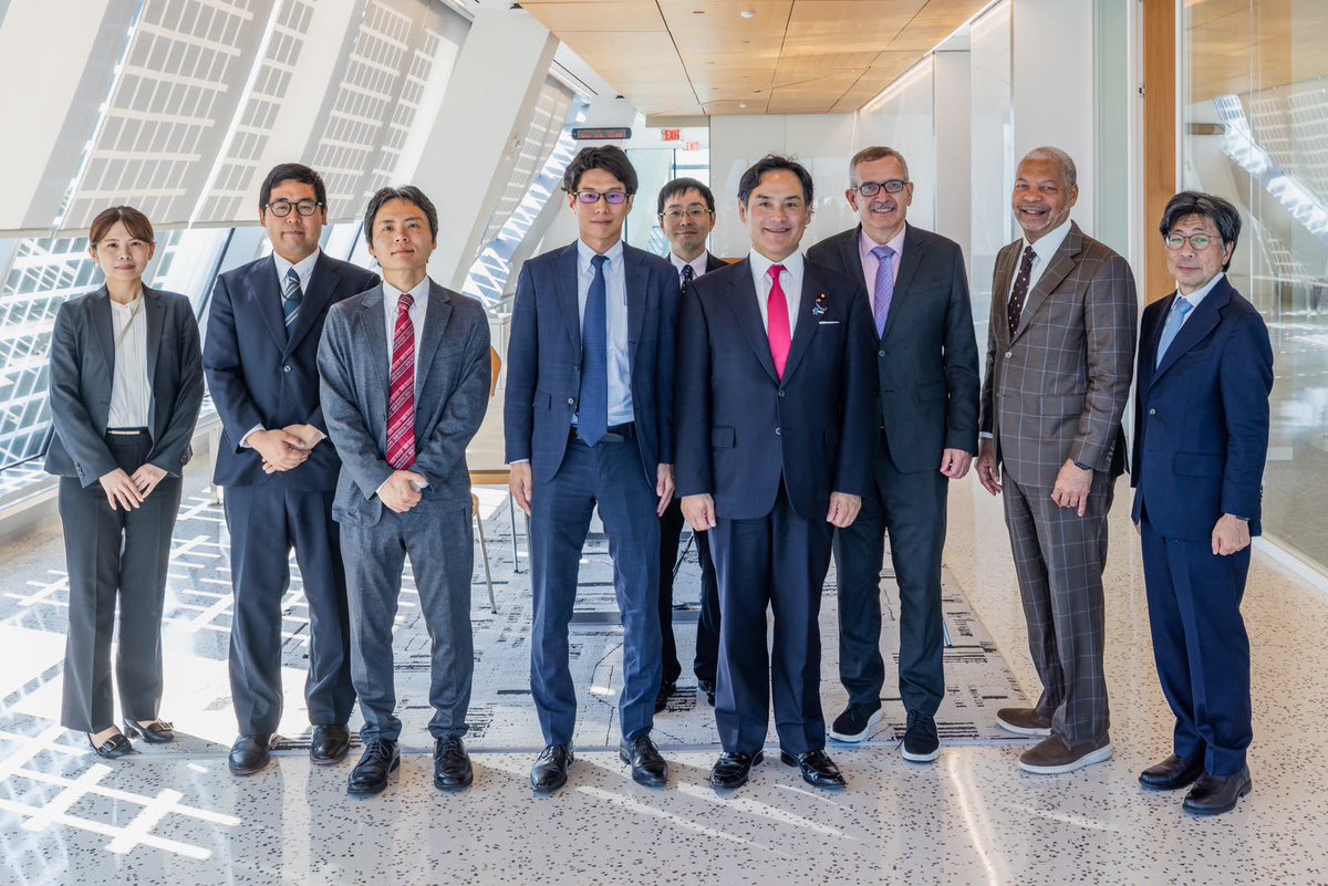 Kazuchika_Iwata's tweet photo. バージニア工科大学を視察、副学長のランス・コリンズ教授らと意見交換を行いました。この大学では政府中枢、国防総省、アマゾン第２本社などが集中する当エリアに新しいキャンパスを設立、人材育成や共同研究に意欲的に取り組まれています。特に、CCIというサイバーセキュリティに注力したプロジェクトのリーダーとして、地方発全世界向けの人材育成を行うという時代のニーズにあった活動はすばらしいと感じました。