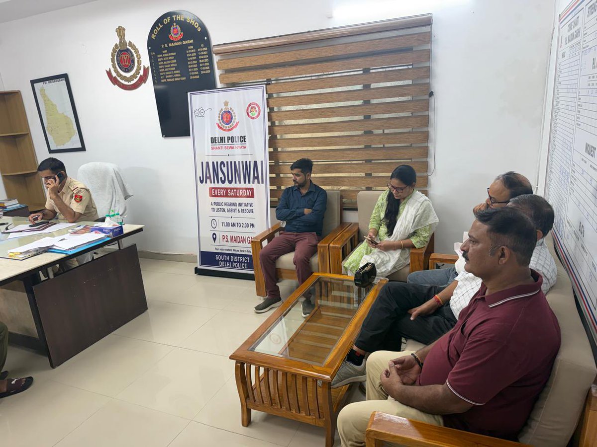 psmaidangarhi's tweet photo. Jan Sunwai | PS Maidan Garhi

The grievances and concerns of citizens were heard during the Jan Sunwai, and necessary directions were issued for their prompt redressal.

PS Maidan Garhi remains committed to responsive and citizen-centric policing.

#JanSunwai #DelhiPolice https://t.co/FpI7OPkJkD