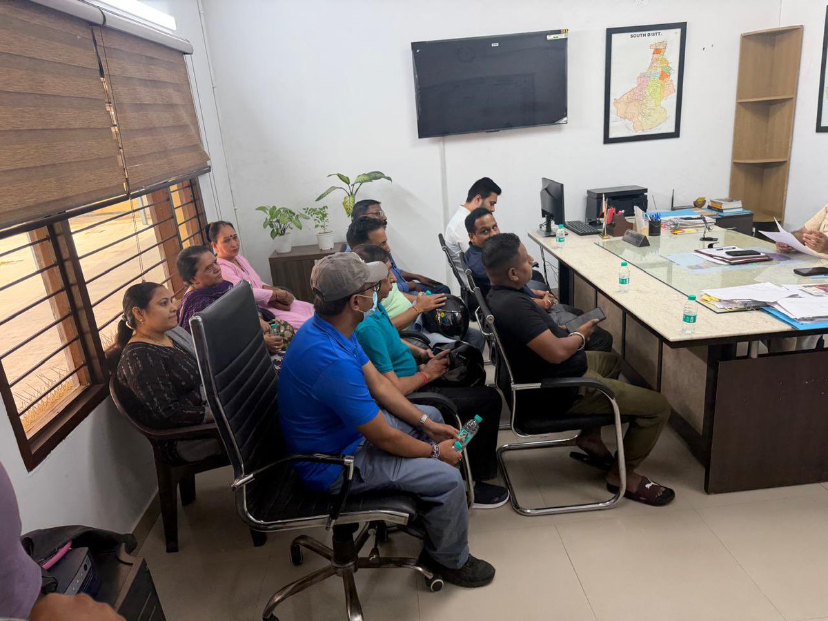 psmaidangarhi's tweet photo. Jan Sunwai | PS Maidan Garhi

The grievances and concerns of citizens were heard during the Jan Sunwai, and necessary directions were issued for their prompt redressal.

PS Maidan Garhi remains committed to responsive and citizen-centric policing.

#JanSunwai #DelhiPolice https://t.co/FpI7OPkJkD