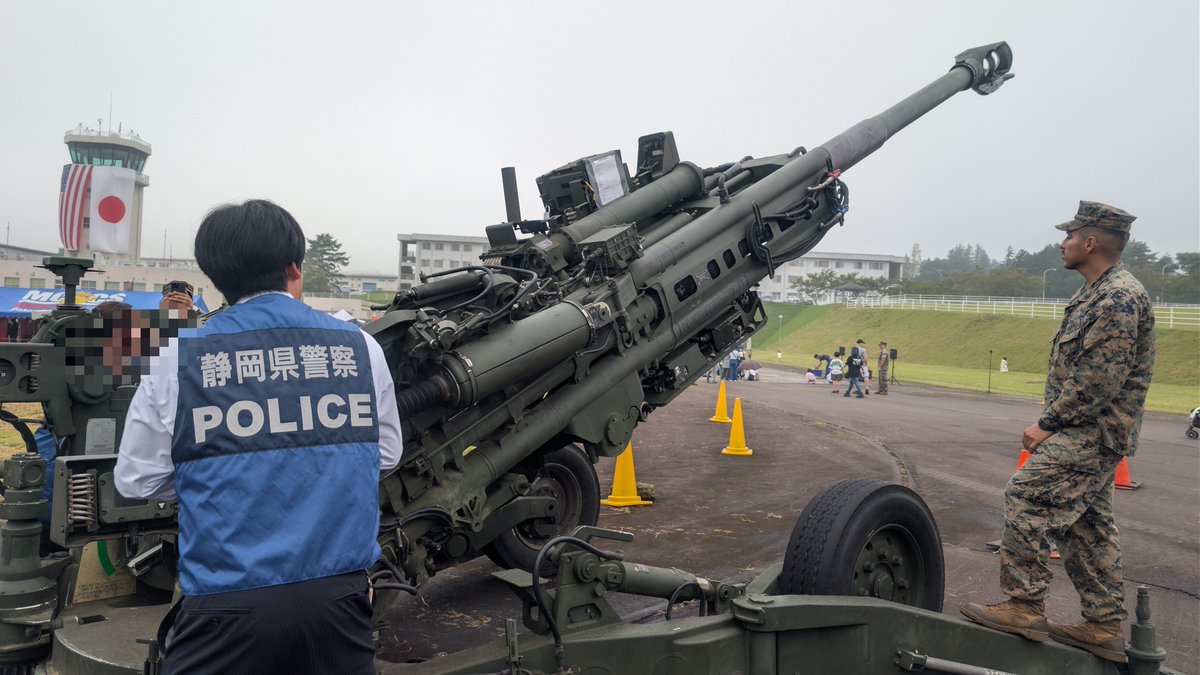 sima__tetteke's tweet photo. ついに県警にも野砲が配備されるようになったんですね〜〜

※お外で抗議してる社民党の監視を終えた県警の人が操作体験してた https://t.co/Kvy31ZpgGV