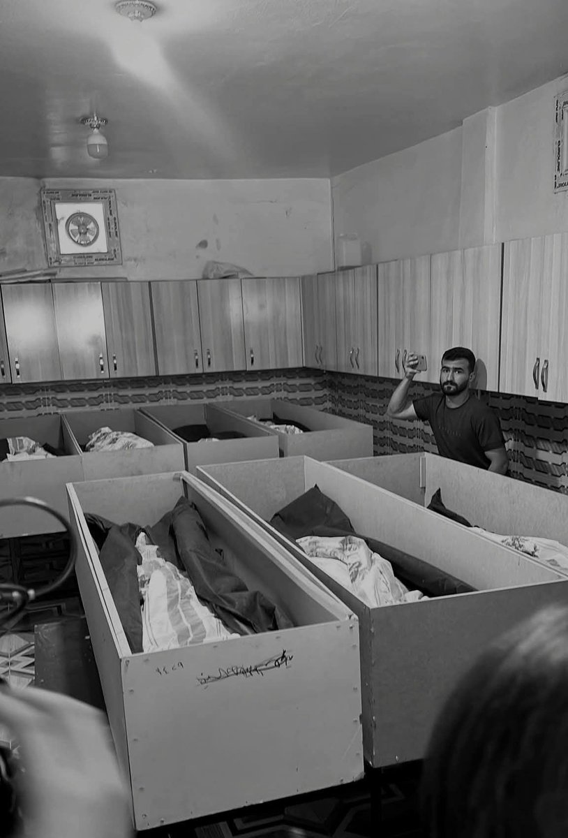SercanUstundass's tweet photo. Kobani’de HTŞ’ye ait güçlerin denetimindeki zindandan Halep’e nakledilmek istenen Kürt gençleri bedenlerini ateşe verdi. 9 Kürt şehit düştü, çok sayıda yaralı var

Kobanili gençlerin bu eylemi, tıpkı Amed zindanı direnişi gibi sadece düşmana değil, bizlere de bir mesaj veriyor. https://t.co/ZxyNaHD5aZ
