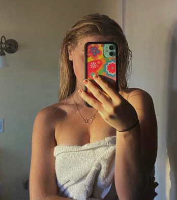 Lina_Blondie_'s tweet photo. who is online right now? https://t.co/icYDY6uqdQ