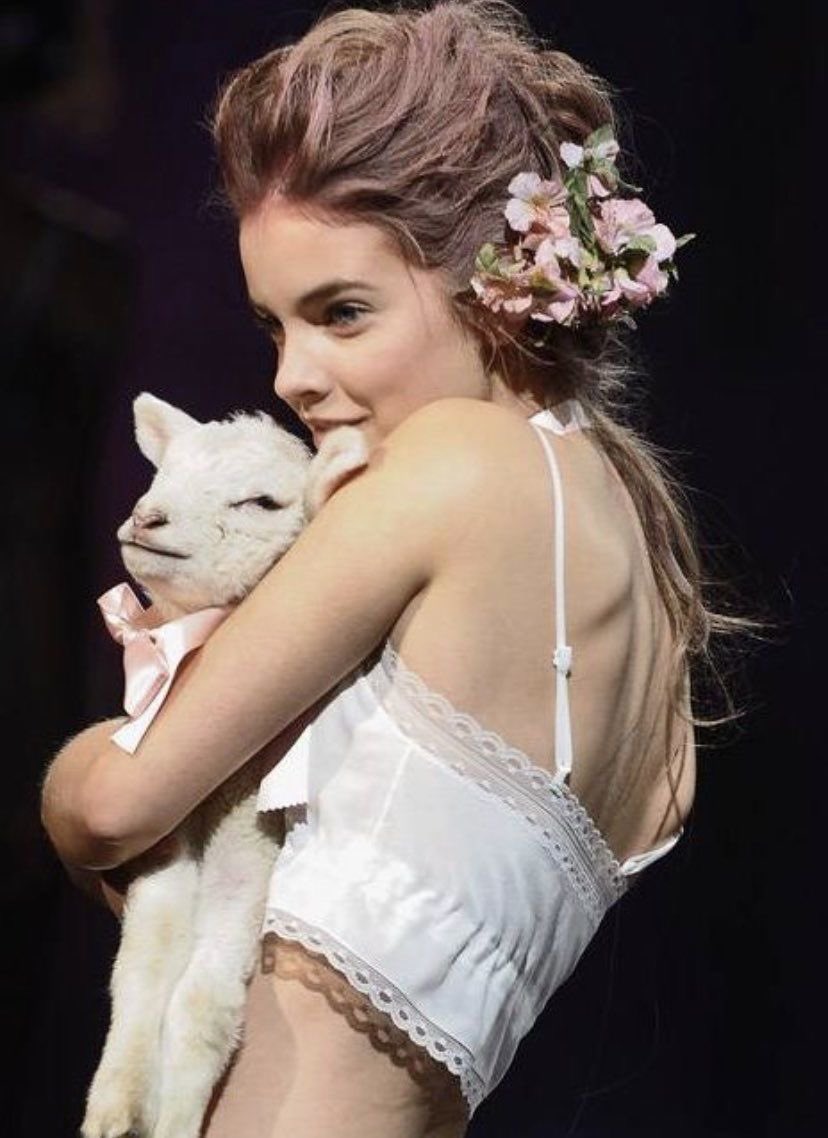 deerdoeriver's tweet photo. a girl and her lamb 💗 https://t.co/0XqDrrIvFB