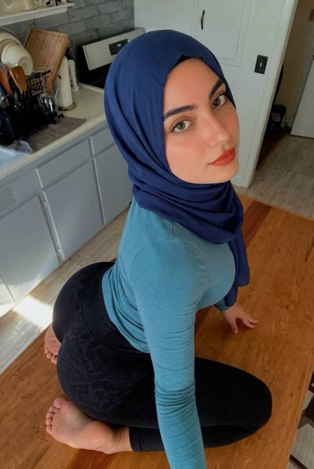 SousHijab's tweet photo. Ça t'excite de baiser une musulmane voilée ? https://t.co/ghb4Wwxud7