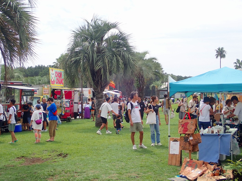 tsujidoukaihinp's tweet photo. ★9/13(日)「 Tsujido Local Market」
10：00～15：00

明日ジャンボプール営業最終日、
芝生広場でローカルマーケットを開催。

おむすびや、米粉唐揚げ、大人ナポリタンをはじめとした各国料理、さまざまな雑貨店などが芝生広場に並びます。

公園で、久しぶりの晴れ間をお楽しみください。 https://t.co/HvGFGI9hfZ
