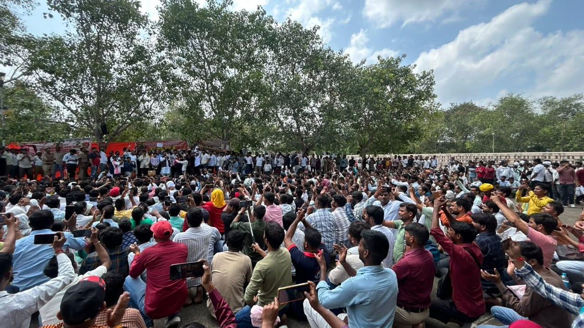 SwamiPMaurya's tweet photo. आज लखनऊ स्थित मान्यवर कांशीराम ईको गार्डन में धरना दे रहे पंचायत सहायको से मुलाकात कर उनके धरना को समर्थन दिया।  मांगों को गंभीरता से उठाते हुए ₹30,000 प्रतिमाह मानदेय देने तथा उन्हें स्थायी किए जाने की मांग की। https://t.co/8k8PfETECN