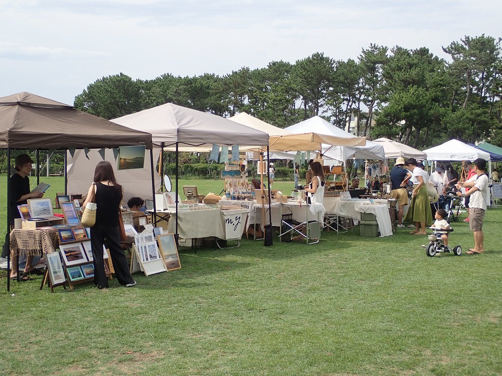 tsujidoukaihinp's tweet photo. ★9/13(日)「 Tsujido Local Market」
10：00～15：00

明日ジャンボプール営業最終日、
芝生広場でローカルマーケットを開催。

おむすびや、米粉唐揚げ、大人ナポリタンをはじめとした各国料理、さまざまな雑貨店などが芝生広場に並びます。

公園で、久しぶりの晴れ間をお楽しみください。 https://t.co/HvGFGI9hfZ