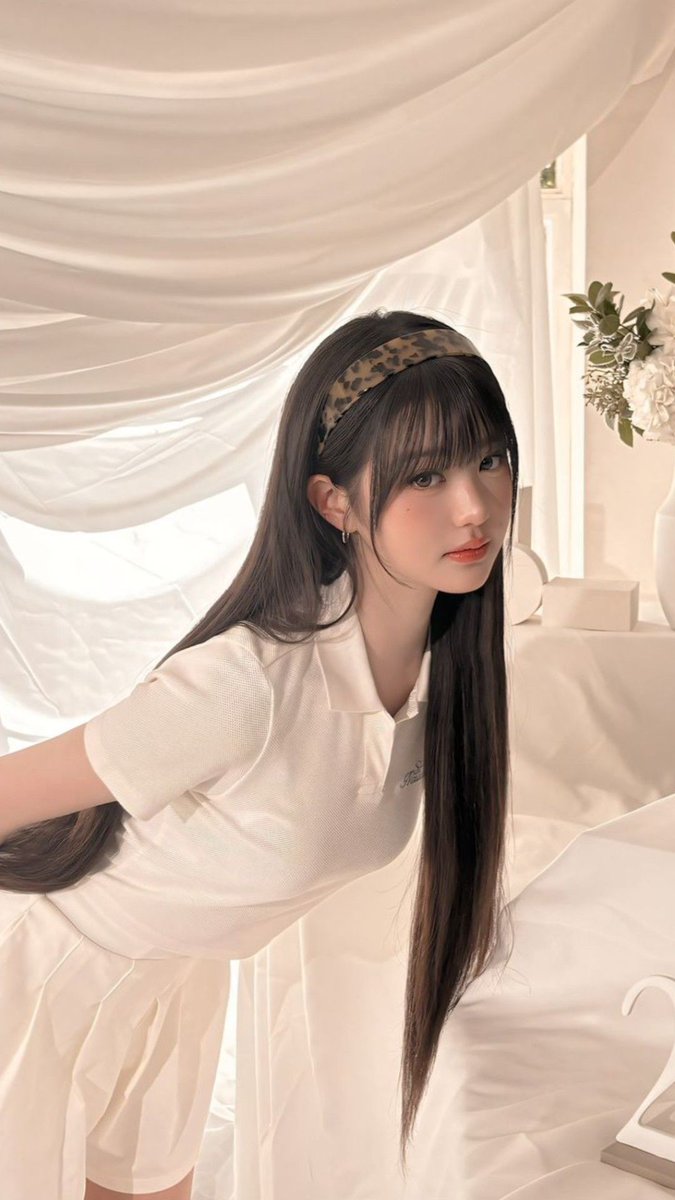 chuckvance489's tweet photo. リズの撮る写真はいつも特別。特にウォニョンちゃんが豪華な髪飾りをつけているこの時の表情には、目が離せない…… https://t.co/65itwDdnSX