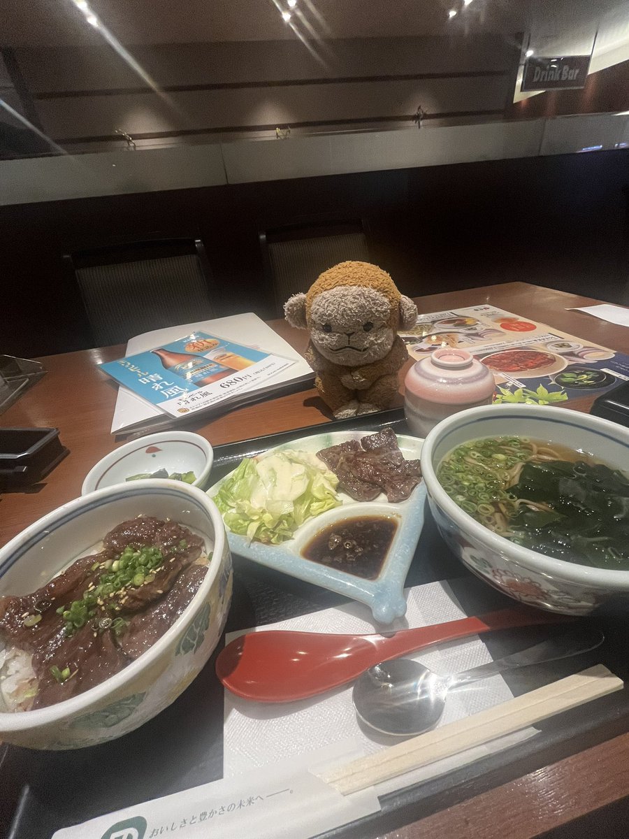 rentalhorror's tweet photo. 実は真面目な顔じゃ無くてご飯待ってただけなんやで〜ミーティングって美味しいで〜🐵✌️ https://t.co/7lZKzCTGAY