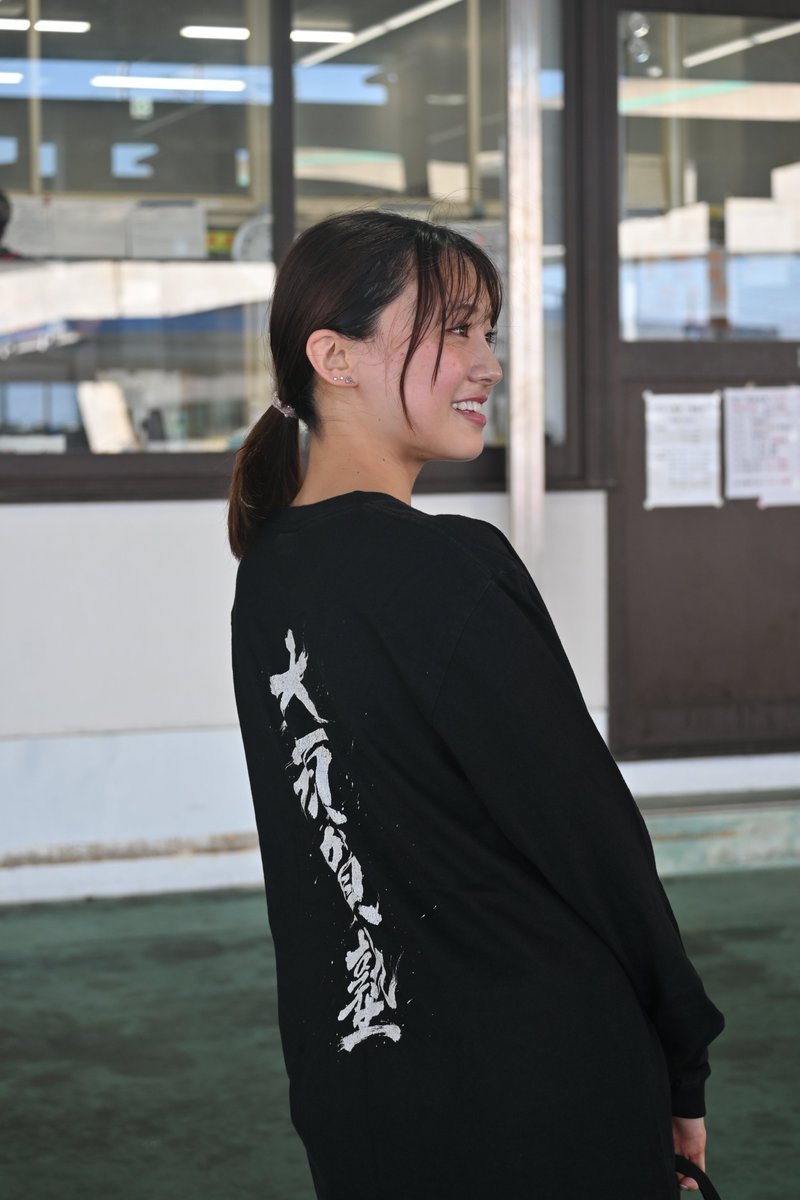 hochi_boatrace's tweet photo. 【ボートレースとこなめ】
＃ヴィーナスシリーズ第13戦常滑シンデレラカップ

初日４Ｒのイン戦で逃げ切った 💪＃松田真実 選手

近況は徐々に勝率を上げてきている松田選手。師匠は大須賀友選手で「大須賀塾」Tシャツをピットで着ています。
「前までは師匠に教えられたことをその場で聞くだけだったんですけど、最近はノートにまとめるようになって同じミスを繰り返さないようになりました。今節も自分のいつものペラの形に叩き変えて、乗り心地が良くなっています」

カメラ📸を向けると背筋をピ～ンと伸ばして笑顔を見せてくれました！