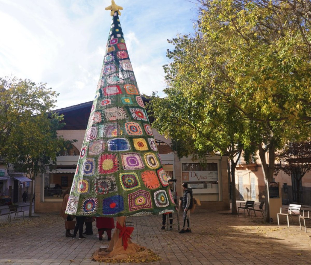 RadioTaradell's tweet photo. 'La Teranyina' de Som Dones fa una crida a elaborar un arbre de Nadal comunitari de ganxet https://t.co/QTFdek6C8X https://t.co/WEixOkOAGT