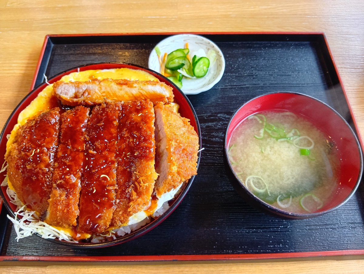 og3_125's tweet photo. 無事目的地到着
お昼は柳津ソースカツ丼をいただいた
ソースカツ丼と玉子とじカツ丼の良いところを合わせたような実に美味しいカツ丼
食後はラッキーと戯れたり赤べこ発祥のお寺行ったり
その後一気に新潟まで来ました
走行距離380キロ程で観光楽しみながら余裕もって移動できた😊 https://t.co/wuVZybcBnr