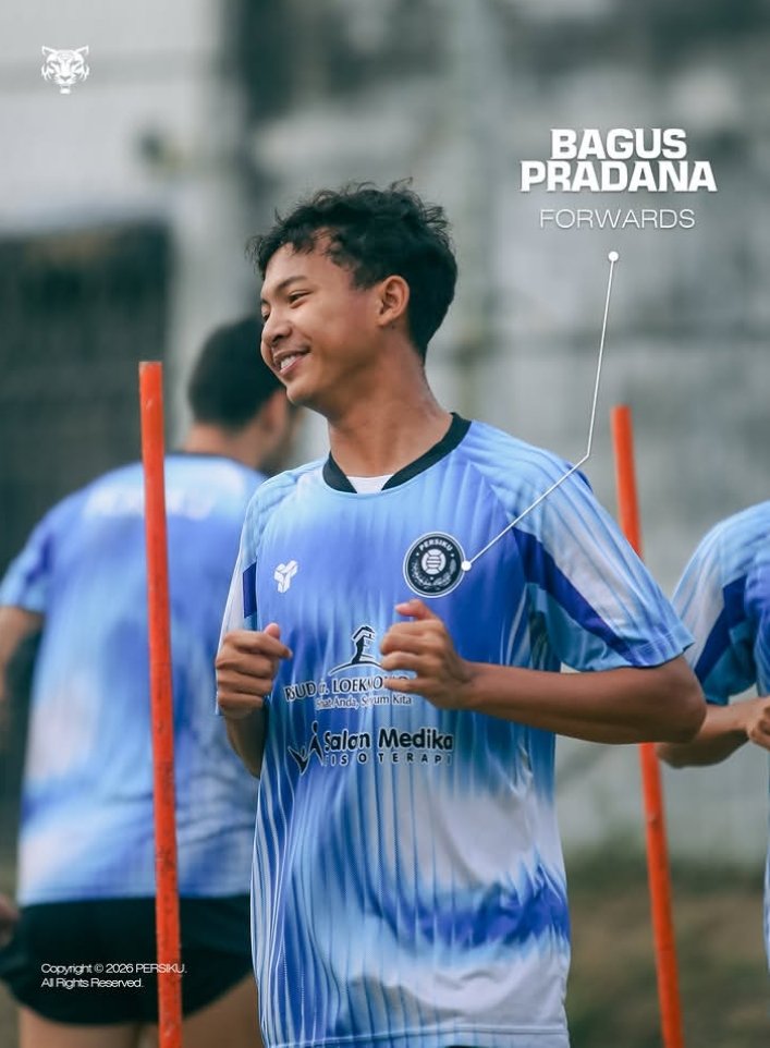 wunderkid_id's tweet photo. #PromotionTime
#PersikuKudus

Untuk Kasta Kedua Liga Indonesia musim ini, Persiku Kudus memberikan kesempatan promosi kepada 1 pemain Tim Muda nya ke Tim Utama yaitu Muhammad Bagus Pradana (2007)

Penyerang muda putra daerah kelahiran Kudus ini dipromosikan dari Tim U-19 Persiku setelah musim lalu berhasil menjadi Topskor dari EPA Championship U-19 musim 2025-2026.

Berikut statistiknya pada musim lalu:

•AMR-L: Muhammad Bagus Pradana (Kudus/22-1-2007/L/176 cm) - EPA Championship U-19 2025-2026:

☑️ 10 Laga (10 Starting)
⏱️ 644’ menit
⚽ 9 Gol (1 Brace & 1 Hattrick)
🎯 11 Shot (9 On Target)
🅰️ 0 Assist
🔄 143 Passing (101 sukses)
⚔️ 7 Tekel
❎ 9 Intersepsi
☄️ 1 Sapuan
⚠️ 1 Kuning