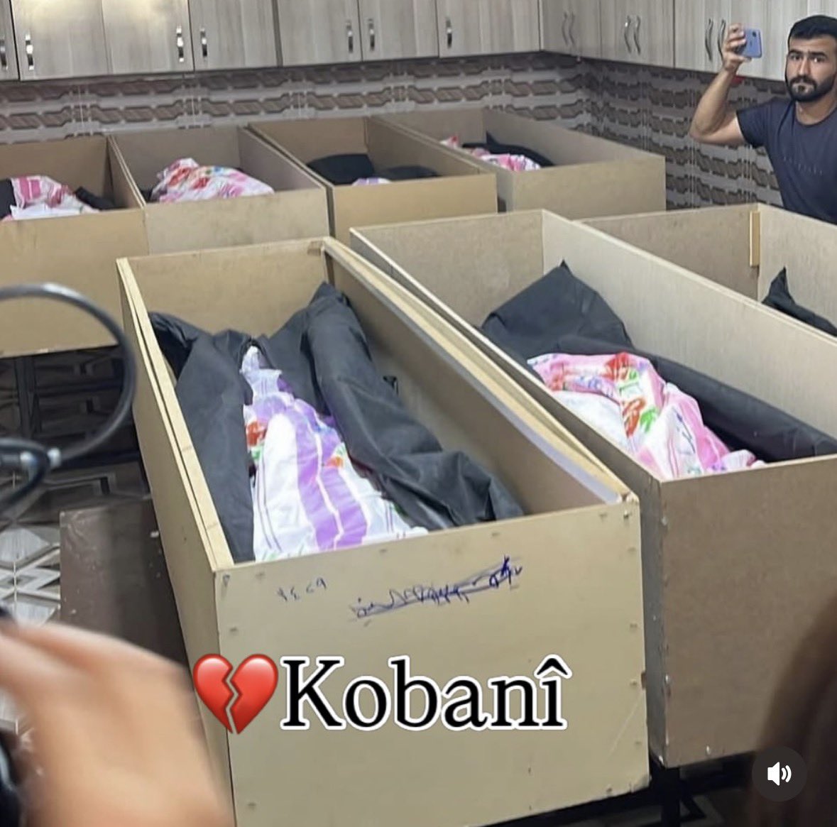 dirokajinenkurd's tweet photo. Acı, baskı, yoksulluk, kan ve gözyaşı Kürt halkının kaderi değildir. Biz bu kaderi red ediyoruz. https://t.co/CYJQREIu8M