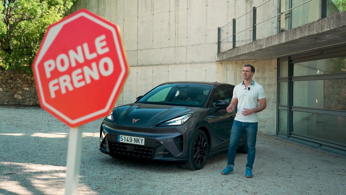 CCubicos's tweet photo. Este domingo en #CCubicos433, @_albertomontoya nos hablará, en una nueva entrega de nuestra sección "Conduce Seguro con @Ponle_Freno 🛑", de cómo la tecnología del interior del nuevo @CUPRA_esp Raval 🏁 nos ayuda a reducir las distracciones.

A partir de las 9:45 en @antena3com📺 https://t.co/Roggx8BpwL