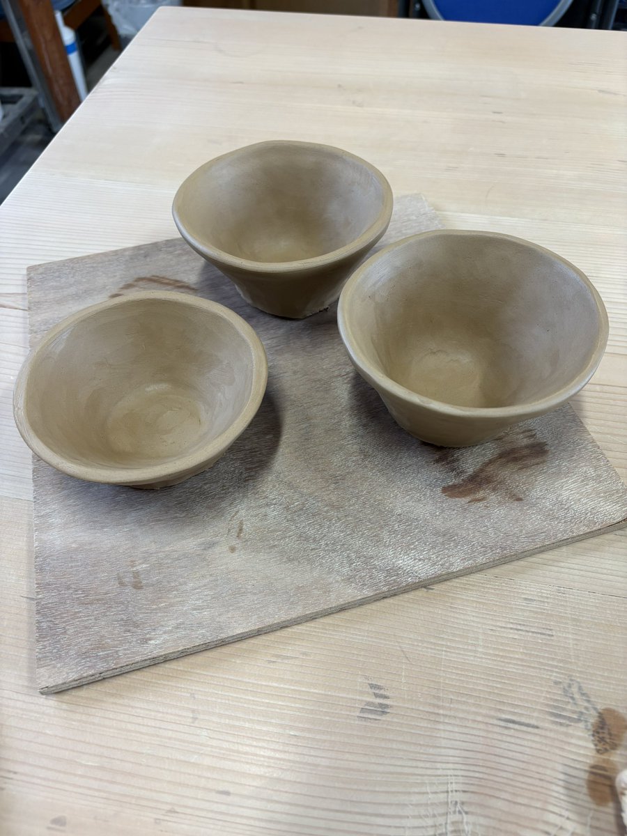 diary_naoko's tweet photo. 陶芸教室に行きました。
今まで不出来な自分の作品を見るのがつらかったけれど、今日は、歪んでもしっかり見よう、と思いました。その為か以前よりも弓できれいに切れました。
そして、いつもは歪むのが怖くて、よく見ることができなかったんだ、と気づきました。

#陶芸 https://t.co/pdovKlG3Sj