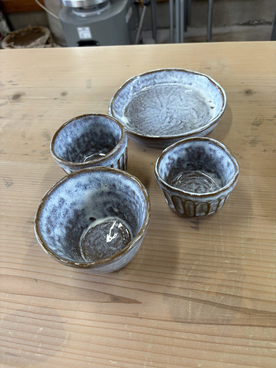 diary_naoko's tweet photo. 陶芸教室に行きました。
今まで不出来な自分の作品を見るのがつらかったけれど、今日は、歪んでもしっかり見よう、と思いました。その為か以前よりも弓できれいに切れました。
そして、いつもは歪むのが怖くて、よく見ることができなかったんだ、と気づきました。

#陶芸 https://t.co/pdovKlG3Sj