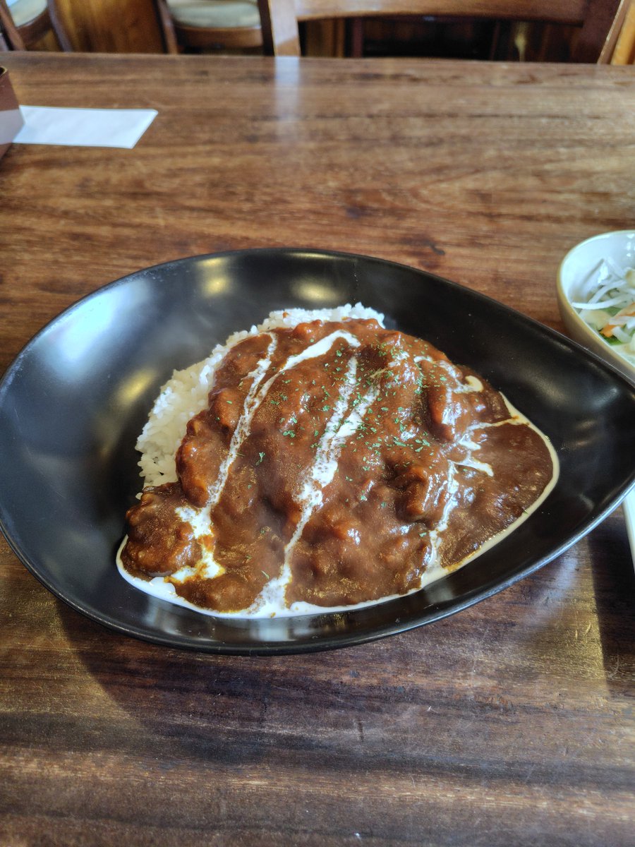 nozomu3074's tweet photo. ラ・リーモ

ビーフカレー ￥1400

お千代保稲荷の欧風カレー専門店。
俺の中では「割と新しい店」のつもりだったんだけど、気づけばいつの間にやら老舗と呼んでも差し支えないポジションに😧
オープン当初に一度来たきり。
まぁ、お千代保まで来て「よし、カレー食おう！」となる人は、中々の少数派だと思う🤔
当時何を食べたのかすら全く覚えていないので、久しぶりにご来店。

メニューが増えてパスタやハンバーガーなんかもある。ただし味付けは全てカレー🫢
ここは基本のビーフカレーちょい辛で。
ビーフカレーってガチな本気のやつは訳分からんスパイスを使っていて食えないレベルなんだけど、流石にそんなカレーだったらトラウマとして記憶に残るのはずなので、残ってないということは大丈夫だろうw

食べてみると、普通に美味しいビーフカレー。
まぁ、ここから「肉がどうの、スパイスがどうの」と長々語るほどの衝撃はない。
でも、ちゃんと丁寧に作られているのは分かる。
特別な何かがあるわけじゃない。

だが、それでいい。
カレーなんて、こういうのでいいんだよ。

店員さんが頻繁にお水を持ってきてくれるので水不足を心配しなくていいのもポイント高い。

さて、帰り際にふと思い出して壁を確認。
オープン当初に来た時、当時人気絶頂だったマナカナのサインと写真が飾ってあったのだが……
なんと今でもちゃんと飾ってあるw
サインの日付を見ると2006年。
……2006年って。
もう20年も前なのかよ🧐
カレーより、こっちの年月の経過のほうがよっぽど辛いわ😧