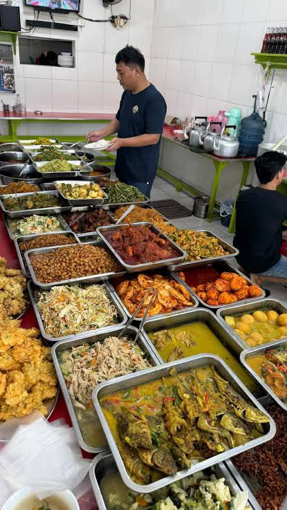 Smash1014314's tweet photo. MBG tuh aneh ya 😭

Katanya SOP-nya ketat banget, masak harus pakai masker, penutup rambut, segala macem. Tapi sampai sekarang kok masih banyak yang keracunan? 🤣

Warteg aja yang masaknya nggak pakai SOP ribet, prinsipnya yang penting mateng, aman-aman aja nggak ada yang keracunan 😭

Padahal masaknya pagi, terus disajiin sampai malam. Bahkan ada yang buka 24 jam, tapi ya tetep aman-aman aja 😅