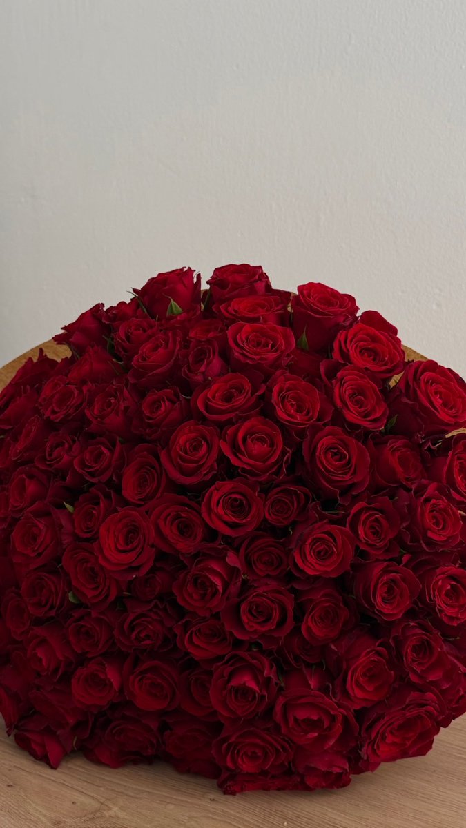 aikoeyli's tweet photo. j’ai reçu 100 roses rouges 🥹 https://t.co/L8V3kDu1Ai
