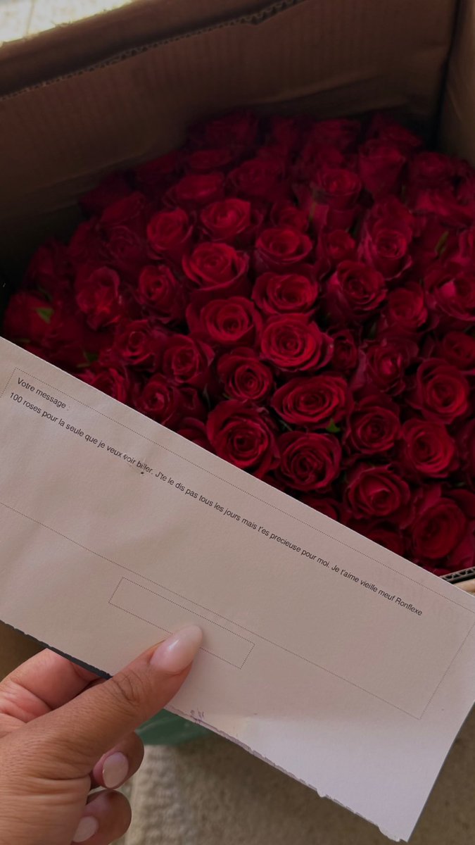 aikoeyli's tweet photo. j’ai reçu 100 roses rouges 🥹 https://t.co/L8V3kDu1Ai