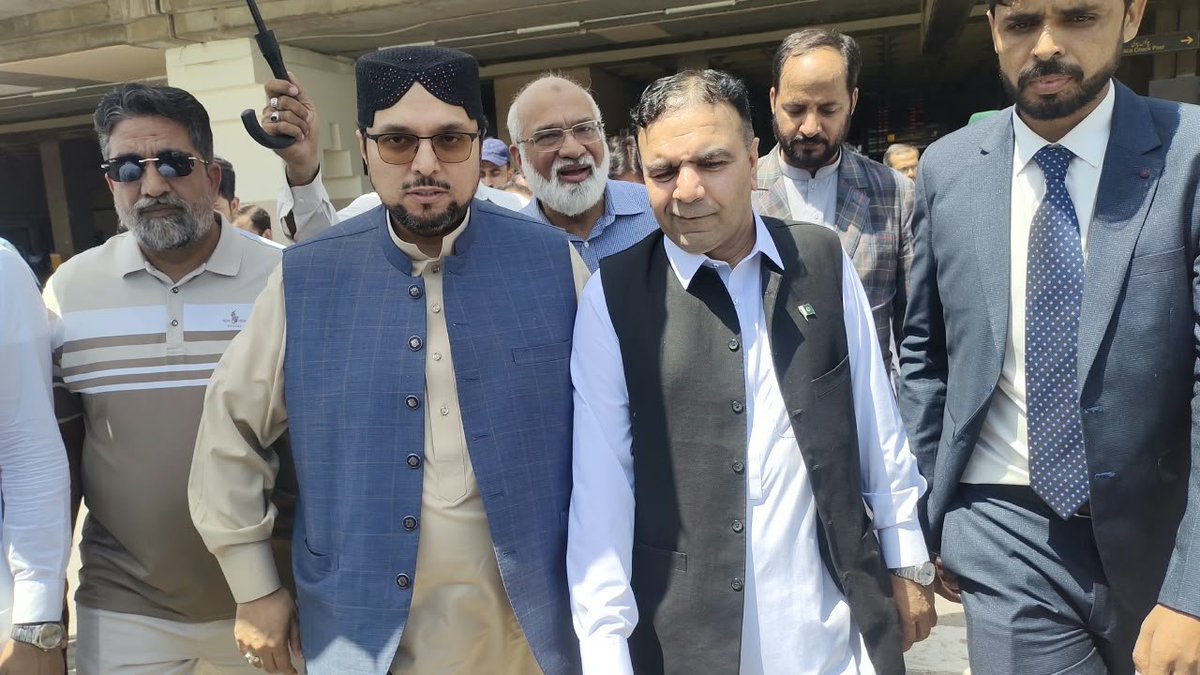 DrHussainQadri's tweet photo. President Minhaj-ul-Quran International, Prof. Dr. Hussain Mohi-ud-Din Qadri, has arrived in Karachi for a five-day organisational and movement-related visit. Senior office-bearers and workers of Minhaj-ul-Quran Karachi warmly welcomed him at Jinnah International Airport and presented him with bouquets.

#DrHussainQadri #MinhajulQuran #Karachi #MQI #Pakistan