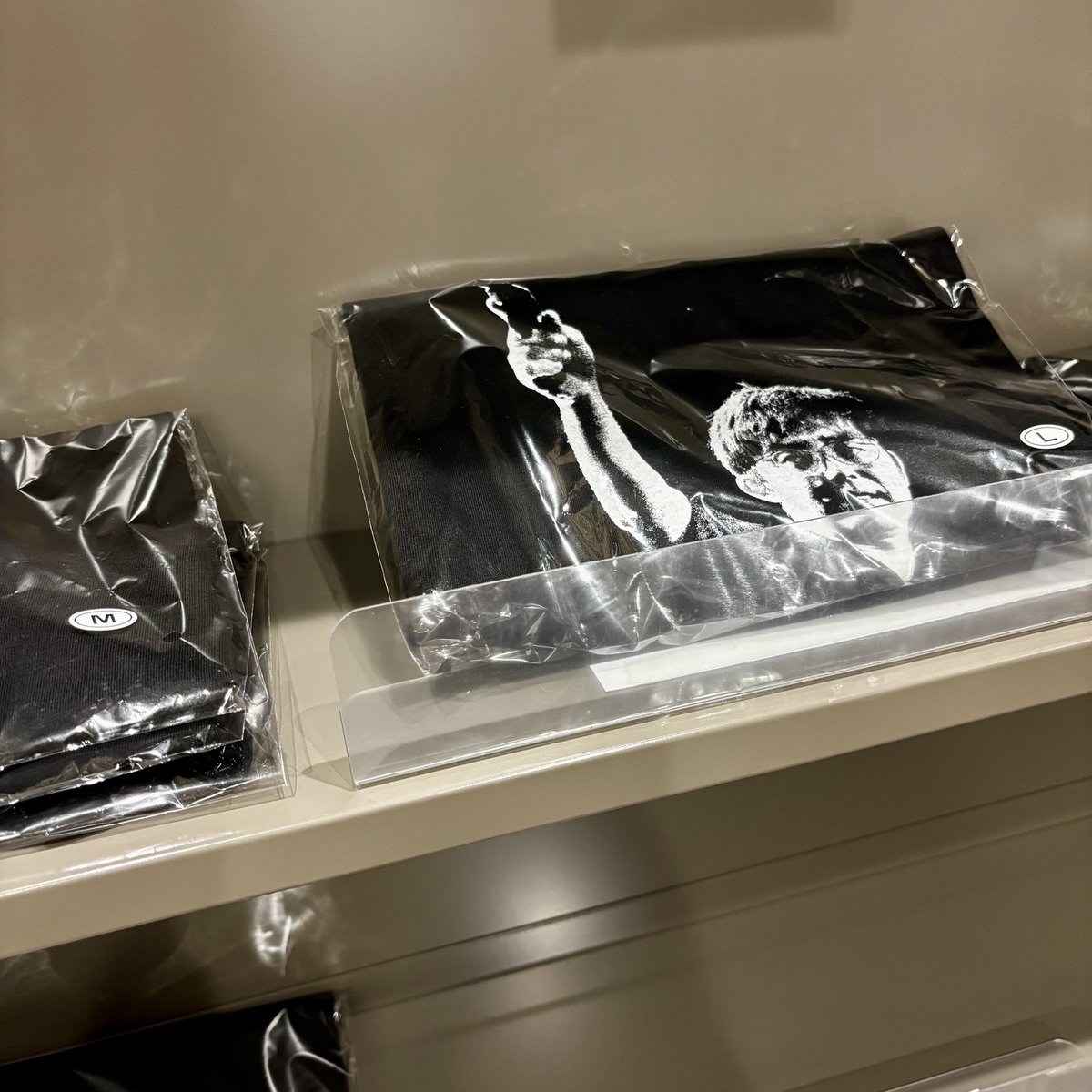 naochannman's tweet photo. 「This is 向井秀徳! Photo by 菊池茂夫」
POP UP SHOP IN 三省堂書店 神田神保町本店
選書は売れ行き好調なのでしょうか！店員さんが補充にいらしてた。さらに3冊買わせていただきました😇🙏Tシャツは鉄砲玉のM,L在庫あり、XLはなかったような？
リストはA4用紙で有人レジにて。まだ在庫はありそう🤩 https://t.co/fGq8jWJpqA