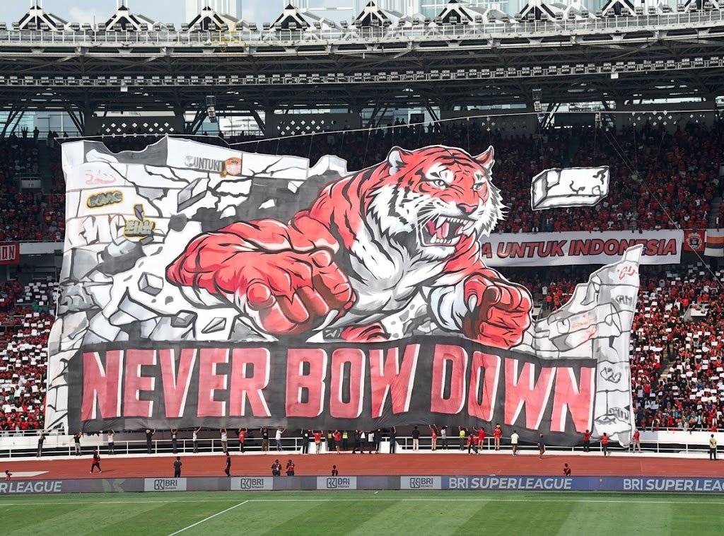 TimnasXtra's tweet photo. Jakmania put on an incredible tifo ahead of Persib’s clash this afternoon 😍🔥 https://t.co/EJ2bm5DdtB