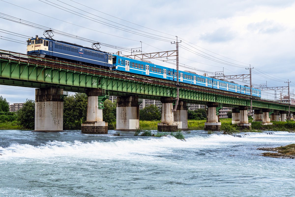 ef64_34's tweet photo. 9/12.  どんより曇り空、露出なし(°▽°)…西武101系の甲種輸送を増水中の多摩川で(^_[◎]ﾊﾟﾁﾘ…とな。今回は近江ブルーでしたよ。 https://t.co/qqax1gX2vs
