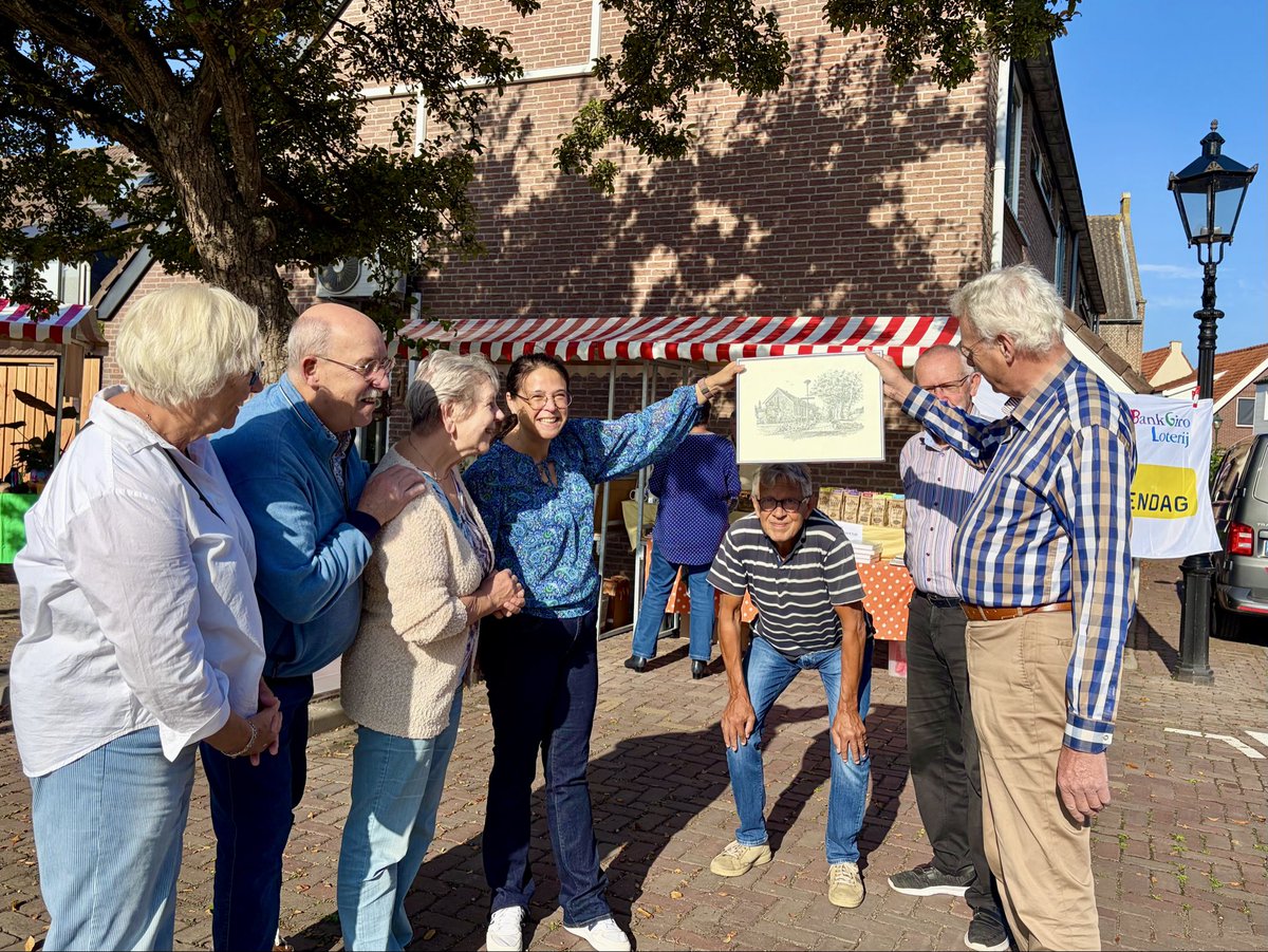 historhia_nl's tweet photo. Wat mooi! Wethouder Jauharina Oelfke-ten Seldam @gemeentehia biedt pentekening van monument De Hoogt aan bestuur Historisch Genootschap Hendrik-Ido-Ambacht bij opening fair op Kerkplein @OpenMonumentdag! https://t.co/UH2fSKgHYo