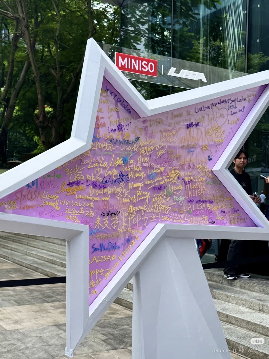 lora327_'s tweet photo. The giant Lisa lightsticks at the pop-up stores in Shenzhen, Shanghai and Beijing are covered in messages from Chinese fans 💖 Just look at how much love they have for her

#LISAxMINISO @wearelloud https://t.co/ZYtbnJNIou