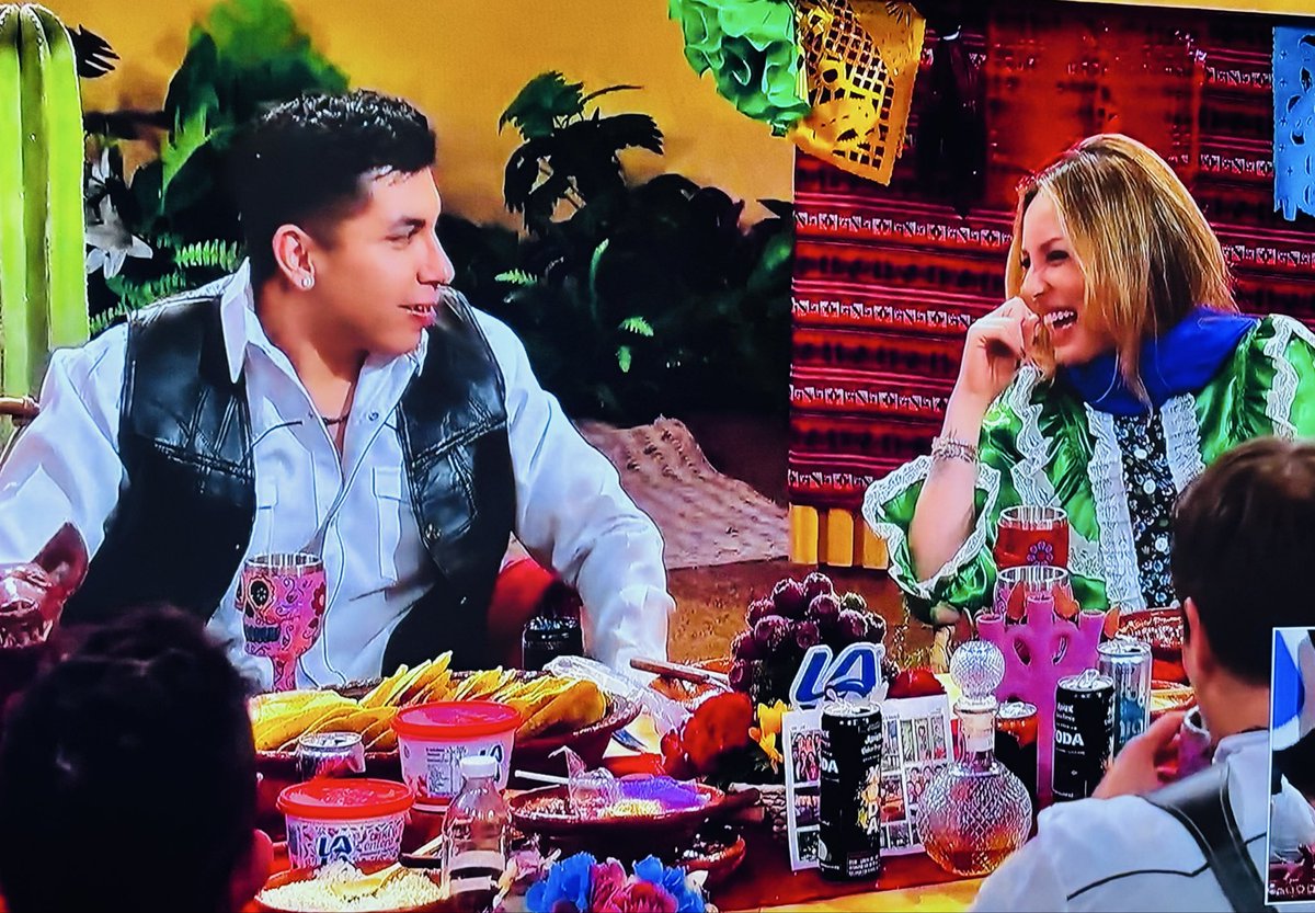 Misael_i's tweet photo. Karina está cantando 🎤 Hasta que te conocí, y en la parte que dice yo ( Eso me enseñó Mamá ) hace burla y procede a Reírse intenso jajajajajajajaj Mamá!! La producción enfoca al león 🦁 jajajaj😅🤣#LaCasaDeLosFamososMx #LCDLFMX https://t.co/typA2h8GAt