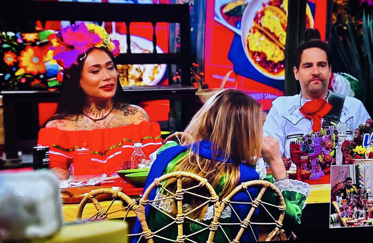 Misael_i's tweet photo. Karina está cantando 🎤 Hasta que te conocí, y en la parte que dice yo ( Eso me enseñó Mamá ) hace burla y procede a Reírse intenso jajajajajajajaj Mamá!! La producción enfoca al león 🦁 jajajaj😅🤣#LaCasaDeLosFamososMx #LCDLFMX https://t.co/typA2h8GAt
