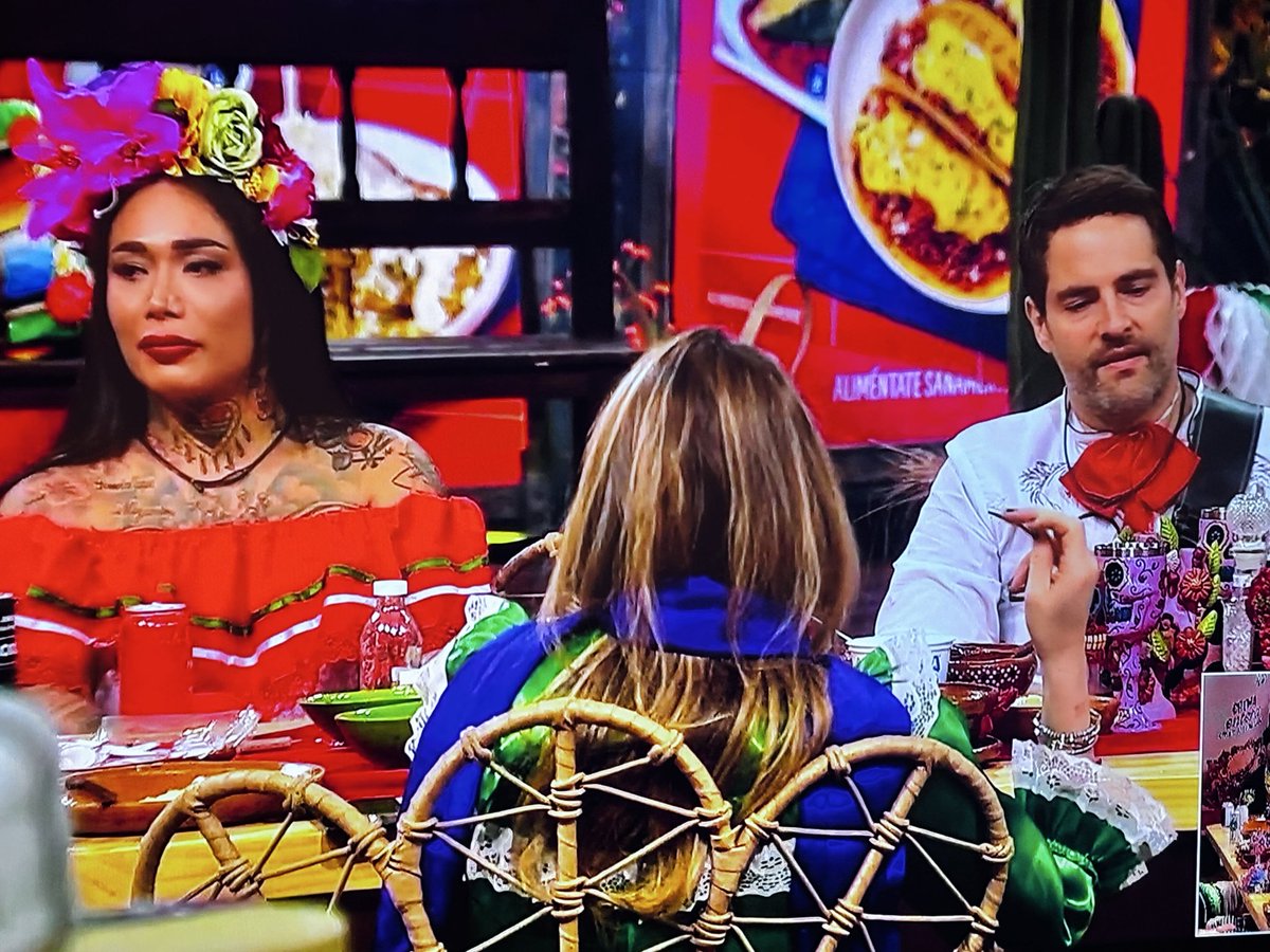 Misael_i's tweet photo. Karina está cantando 🎤 Hasta que te conocí, y en la parte que dice yo ( Eso me enseñó Mamá ) hace burla y procede a Reírse intenso jajajajajajajaj Mamá!! La producción enfoca al león 🦁 jajajaj😅🤣#LaCasaDeLosFamososMx #LCDLFMX https://t.co/typA2h8GAt