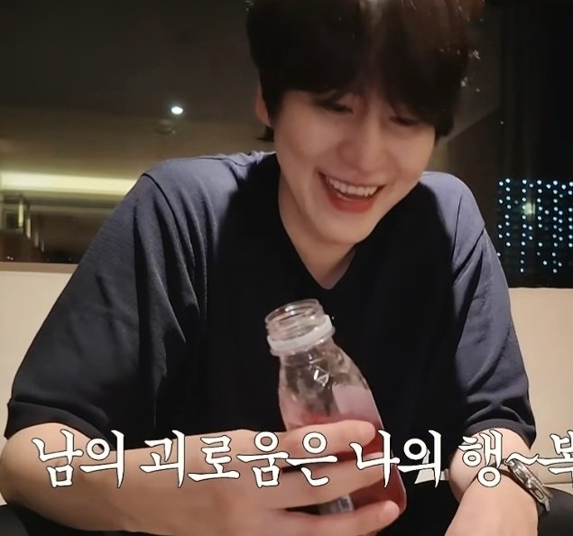 lovesomearin89's tweet photo. 💫[KYUHYUN] #규현 #뀨 #KYUHYUN #キュヒョン #圭賢 #KYUTV 📺 20260911
@GaemGyu 

건강쥬스 추천해준
챗지피티..
맛은....🤫 https://t.co/Ml1wPgipHg