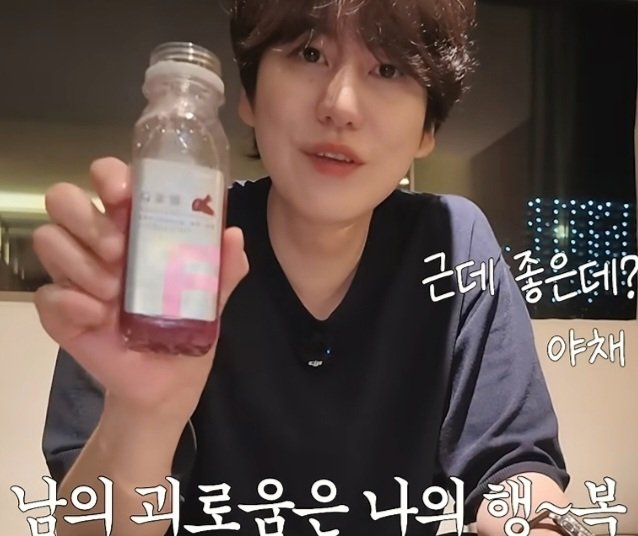 lovesomearin89's tweet photo. 💫[KYUHYUN] #규현 #뀨 #KYUHYUN #キュヒョン #圭賢 #KYUTV 📺 20260911
@GaemGyu 

건강쥬스 추천해준
챗지피티..
맛은....🤫 https://t.co/Ml1wPgipHg