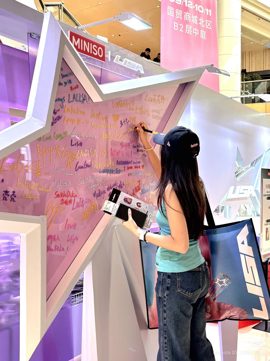 lora327_'s tweet photo. The giant Lisa lightsticks at the pop-up stores in Shenzhen, Shanghai and Beijing are covered in messages from Chinese fans 💖 Just look at how much love they have for her

#LISAxMINISO @wearelloud https://t.co/ZYtbnJNIou