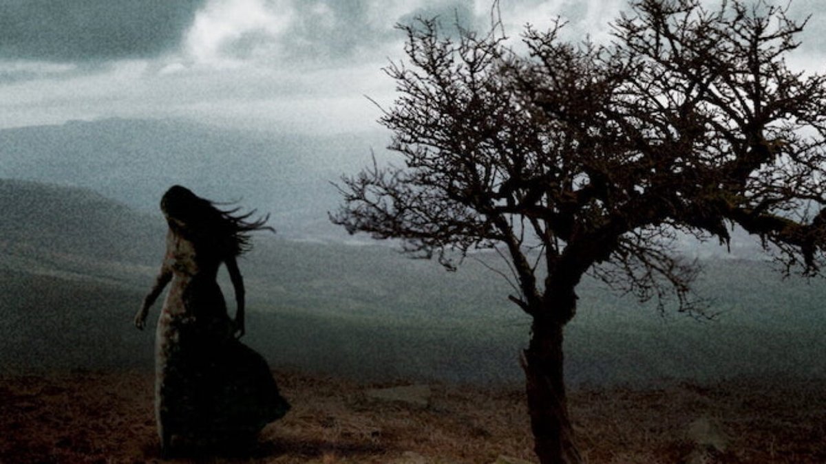One_Bookaholic's tweet photo. Review: The Powerful Wuthering Heights by Emily Brontë https://t.co/ZAbFRU6K5R https://t.co/LkmASEaH3N