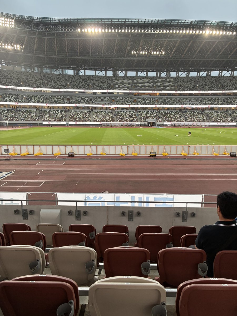radakabea's tweet photo. 今日はここから⚽️

お店の常連さまにチケットいただきました🙇

ゴール裏以外の席が初めての娘は、マリノスの応援が見えるって興奮してる^_^

#マリノス
#fmarinos
#国立競技場 https://t.co/3H7mJbNJnF