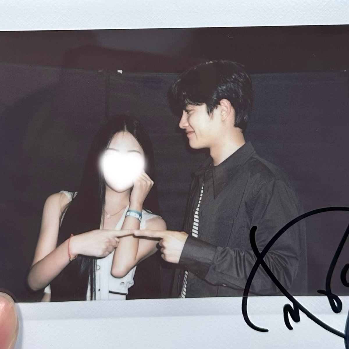 milkteus's tweet photo. THIS 1:1 POLAROID OMG 😳😳 https://t.co/y023xBQ1Kx