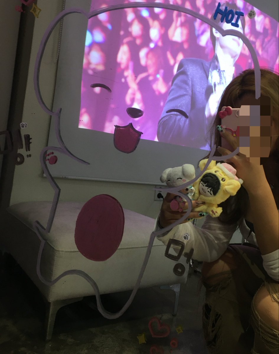 yaaah5d's tweet photo. 예뽀니가나디사진으루 가득찬 공간,,🩵🩵
여기저기 사진찍는데 웃음이 막 남,, 히히

그리고 저 됏어요,,, 
액🩵🩵🤩🥺💋자💖🫶🩵당첨됐아요!!!!!!!!
#SOLO_20th_Anniversary
#손호영의스무살 https://t.co/AujWGnbUIs