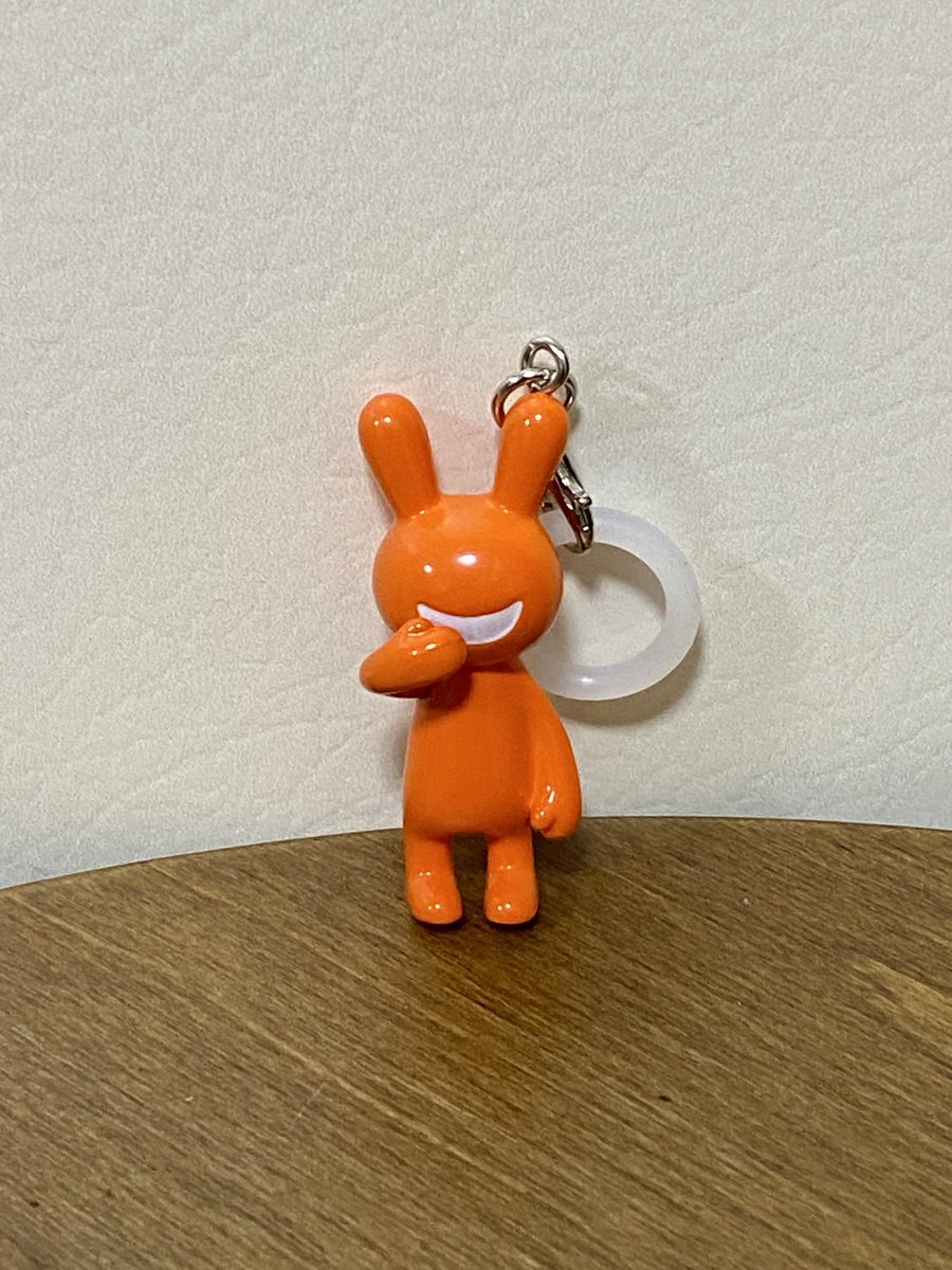 kaekkut's tweet photo. スタジオソータベースにて開催中の、#BLACKRABBiT POPUPにまた行きました。
前回売り切れていた、BLACK RABBiTのめじるしチャームが入荷したと聞いて。
通販限定のものなのかな?カプセルトイとして回せる滅多にないチャンスみたいです。
くっきりしたオレンジ!これはおしゃれですね。かっこい! https://t.co/xmOwYZqpXt